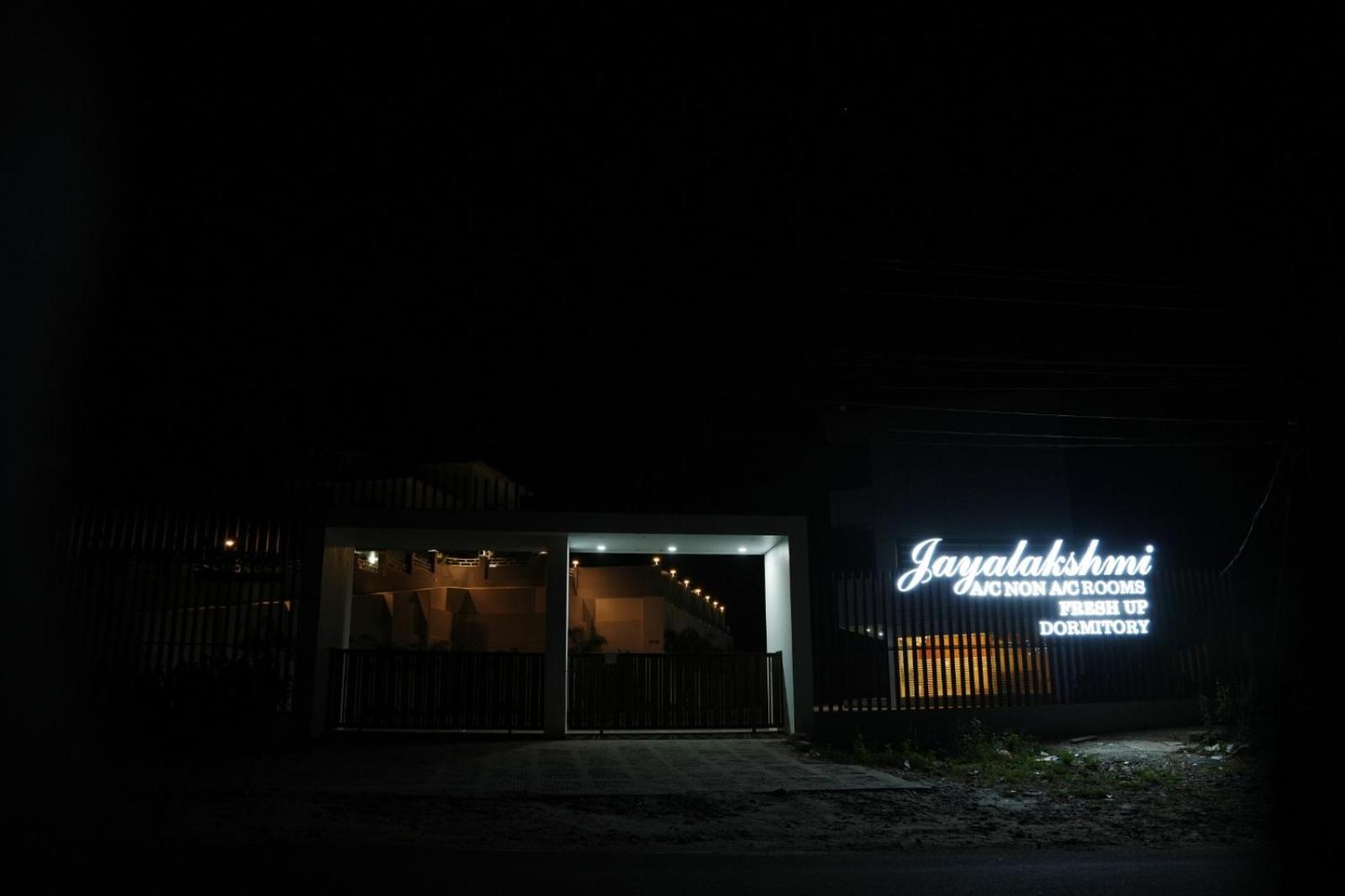 מלון Vaduvanchal Jayalakshmi Residency מראה חיצוני תמונה
